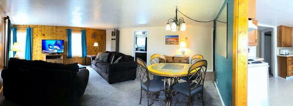 Austin'S Chuckwagon Motel Torrey Extérieur photo